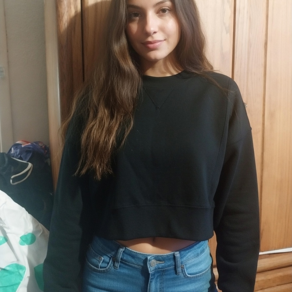 House of Magpie Black Cropped Sweatshirt